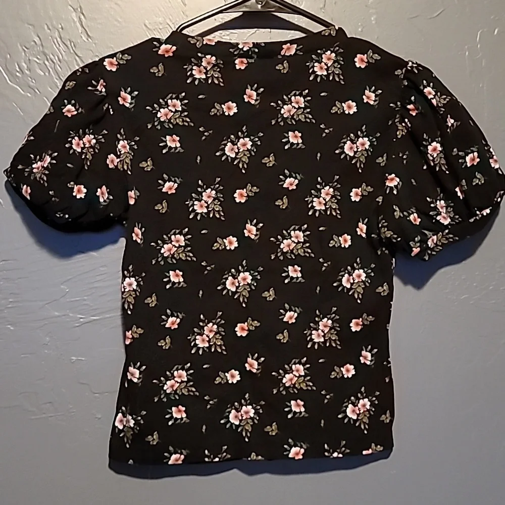 Form-fitting Stretchy Crop Top with Roses - Picture 5 of 6